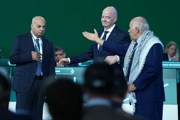Fifa Kongresinde Tarihi Rest! Tokalaşmayı reddetti